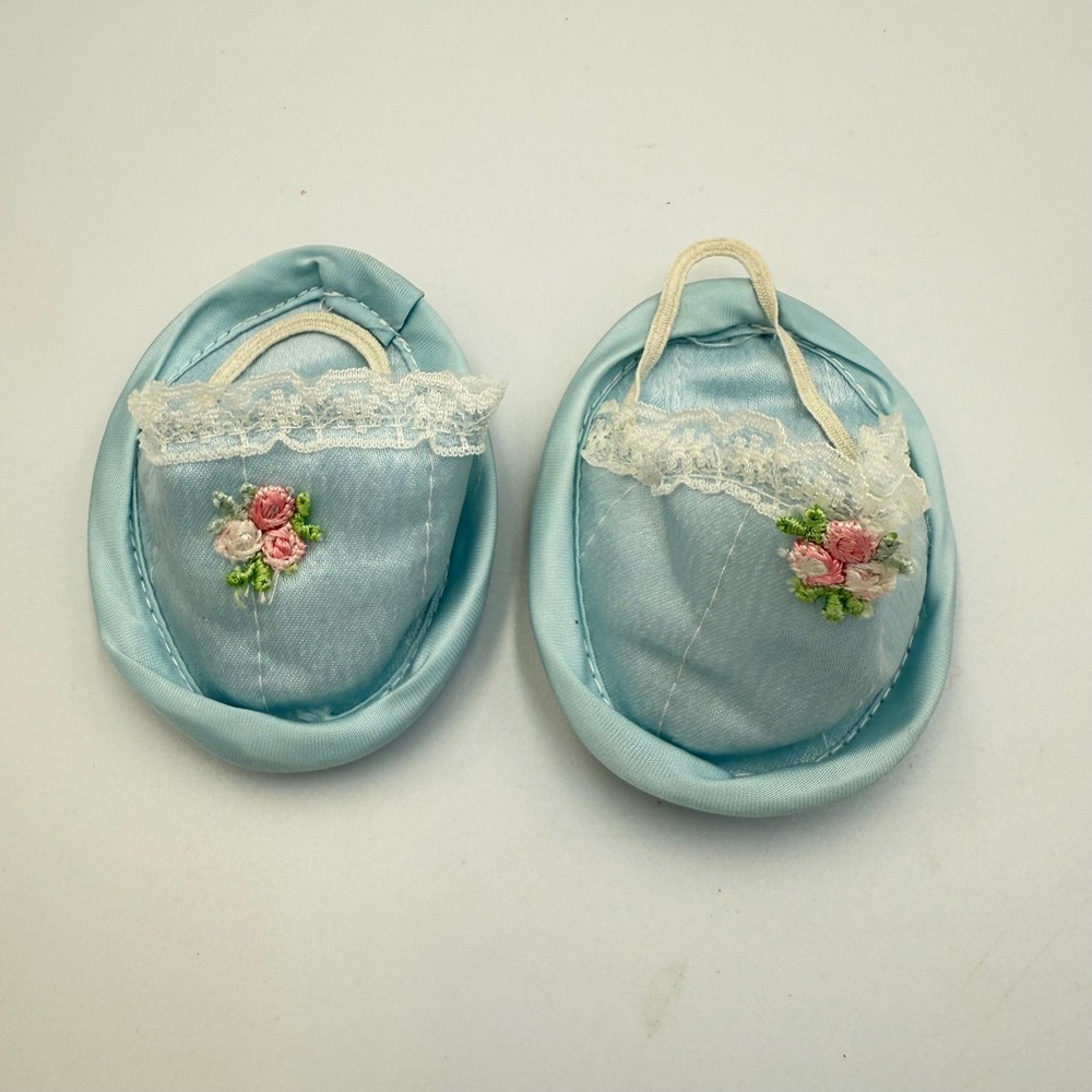 VTG‎ Satin Doll Slippers Lace Trim & Embroidered Roses– Baby Keepsake/Nursery